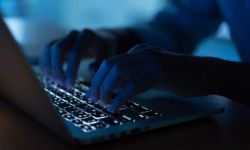 القبض على متهم بابتزاز مواطنة بعد نسخ محتويات هاتفها خلال تصليحه